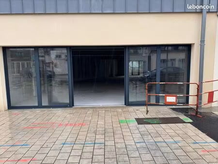 à louer – cellule commerciale neuve de 130 m² avec terrasse et cour privative