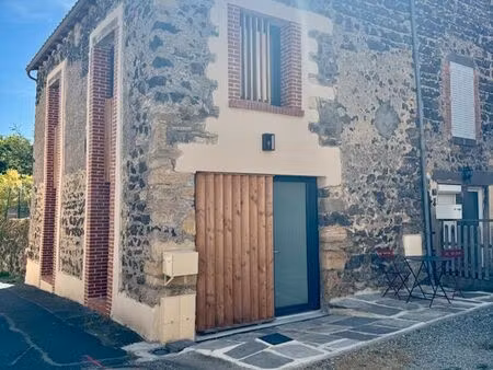 maison de village meublée – 87 m² utiles – terrasse et stationnement – entièrement rénovée