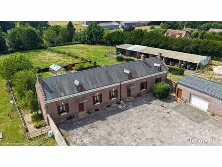 magnifique corps de ferme édifié sur plus d' 1ha6 de terrain