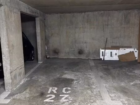 place de parking sécurisée – centre-ville de la rochelle – à 100 m du vieux-port