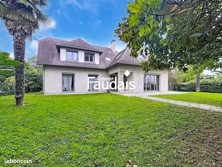maison 7 pièces 209 m²