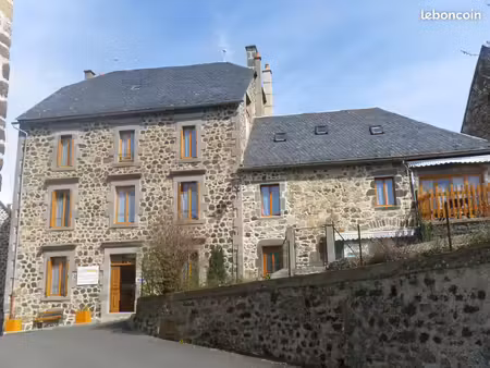 maison chambres et table d'hôtes avec un gîte 12 personnes  activité clé en main  dans le 