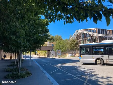 parking à côté de la gare de versailles chantiers et la gare routiers