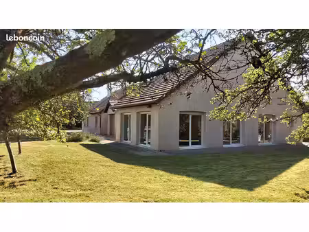belle maison de 360 m2 don 225 m2 hab sur terrain de 5550m2 au centre de pesmes. cité de c