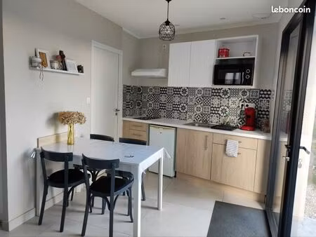 studio 25 m2 charges comprises