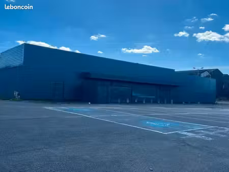 local commercial / entrepôt de 1000m2 avec grand parking