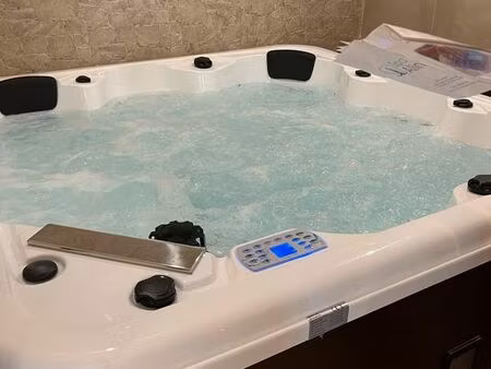 local commercial rénové à louer   jacuzzi