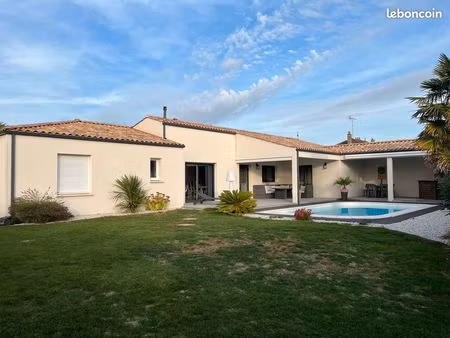 villa contemporaine de plain-pied de 163 m² habitables – piscine chauffée – prestations ha