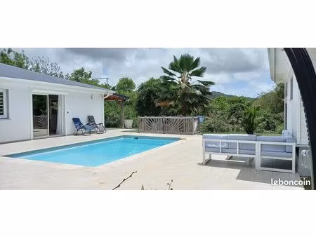 a vendre villa sainte anne avec piscine
