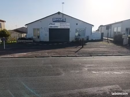 batiment avec appartement
