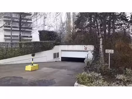 garage box à louer à evere  avenue des anciens combattants