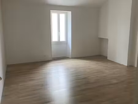 maison de ville située au centre de châteauneuf sur charente à louer
