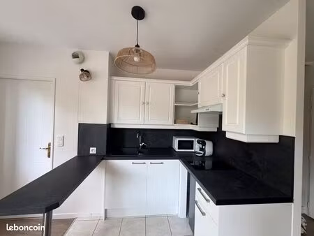 appartement meublé avec balcon et place de parking