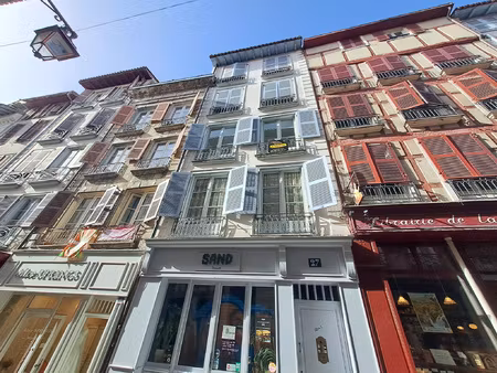 bayonne centre ville t2 dans immeuble avec ascenseur et cave