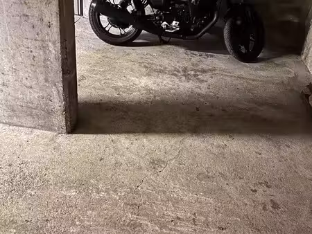 particulier loue place parking pour moto/scooter