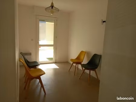 salle dans cabinet partagé