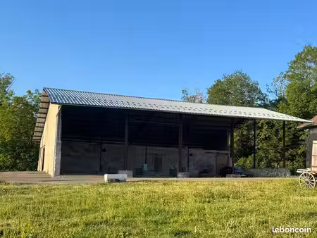 loue hangar environ 220 m2
