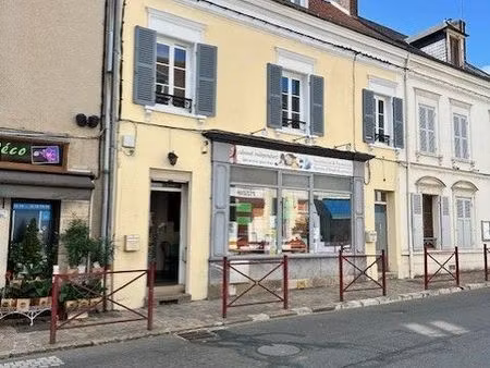 maison de ville : appartement + local commercial loué centre ville