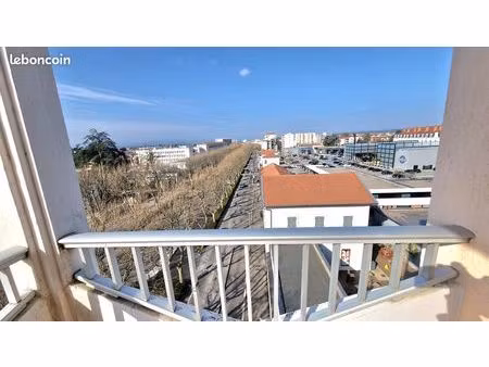 appartement rénové t3 proche des commerces en centre ville de romans