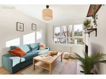 à saisir : magnifique studio entièrement refait à neuf  idéalement situé à proximité de la
