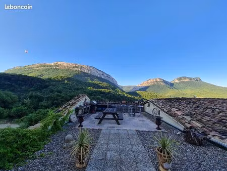 maison à la campagne avec terrain et piscine