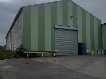 hangar / local industriel 900 m² à louer – grande hauteur – parking sécurisé – neuf-berqui