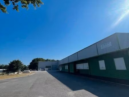 local industriel a louer de 2200 m2 + bureaux 200 m2 - divisible a partir de 500 m2
