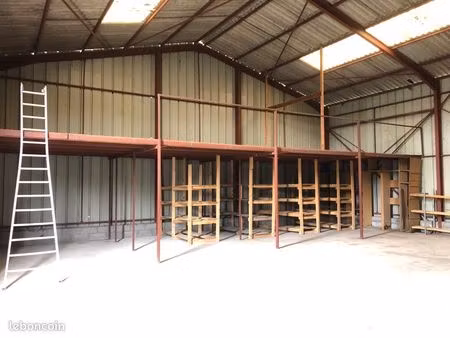 local de stockage de 160 mètres carrés