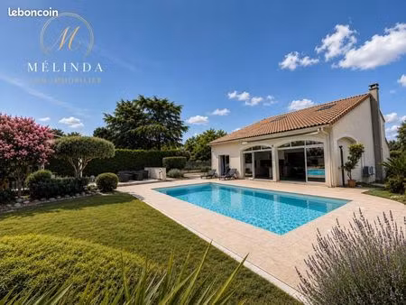 villa 5 pièces 250 m²