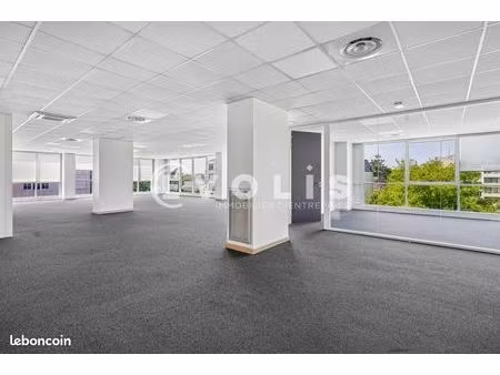 bureaux 890 m²