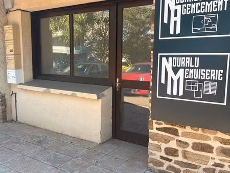 location bureau ou commerce  sauf restauration  40 m2 à bozouls  très bien situé. a coté d