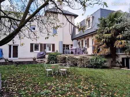 pavillon 8 pièces 250 m²
