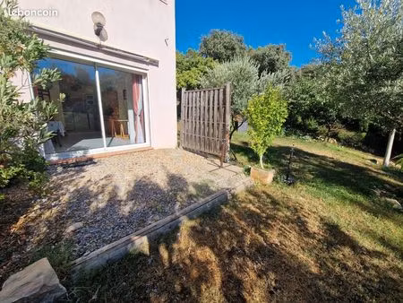 description: studio meublé dans petite résidence familiale
