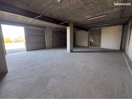 local commercial de 189 m2 accès véhicule
