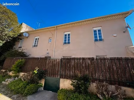 grande maison de village meublée avec cour en façade