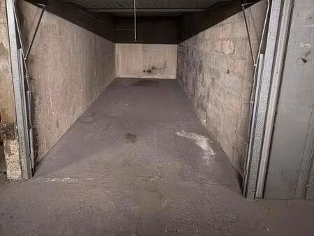 box avant dans un sous-sol parking avec bip