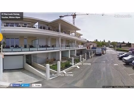 garage box fermé dans une résidence sécurisée