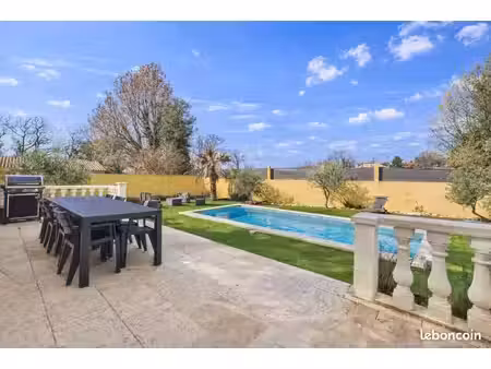 maison récente de 150m2 au bord de la colline avec piscine