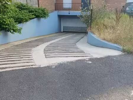 place de parking sécurisée à louer - croix centre - au pied du métro