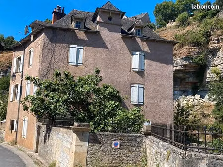 magnifique maison en pierre au cœur du canyon de bozouls