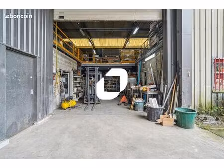 local d'activité 944 m²