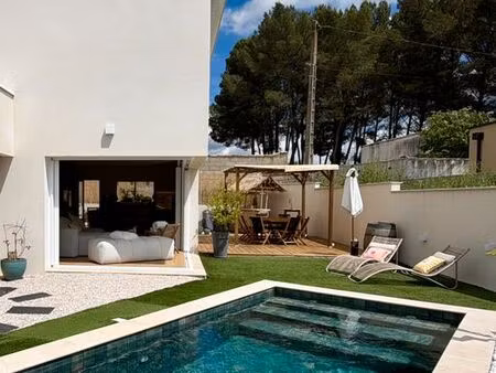 maison avec piscine et grande terrasse