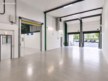 grand entrepot en zone d'activites avec quai de chargements