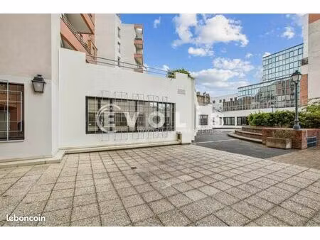bureau 303 m²