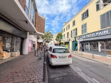 commerce santé 200 m²