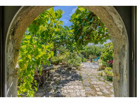 longère historique au coeur d'un village paludier