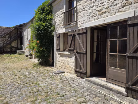 maison à rénover 102 + combles 55 m² + 60 m² de grange + dépendance de 25 m² avec combles.