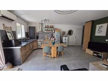 castries - appartement t3 de 62m2 habitable avec terrasse  balcon  garage et parking priva
