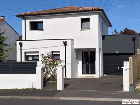 emplacement privilégié à clisson : découvrez cette superbe maison contemporaine et économe