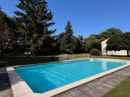 maison 250 m2 avec huit chambres  piscine  hangar et terrain